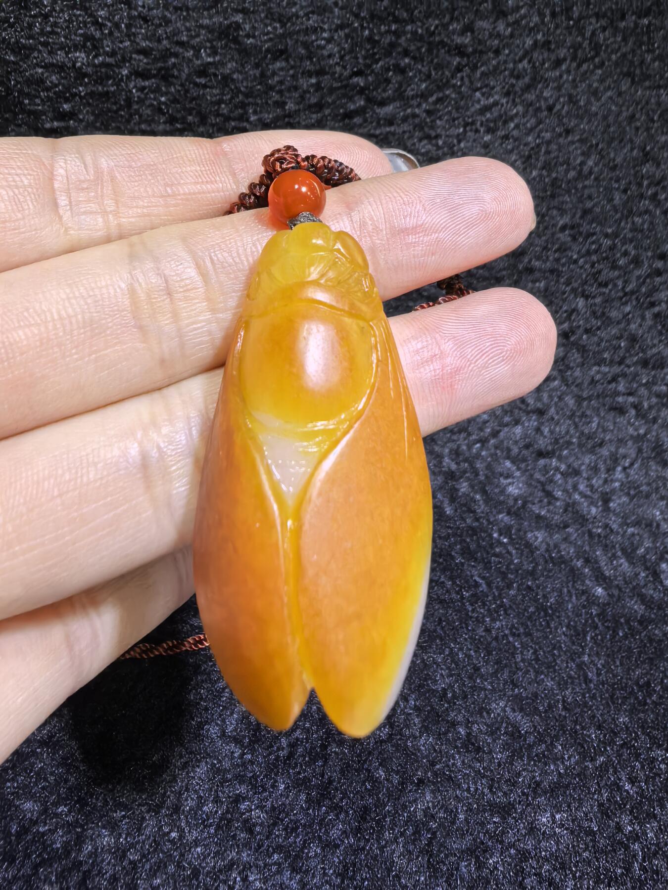 新疆和田籽料满金皮，一级白肉，一鸣惊人吊坠挂件男女款，立体俏色巧雕，惟妙惟俏，品相佳，肉眼无结构，原皮原色。4.2cm＊2.2cm＊1.4cm.  16.8g