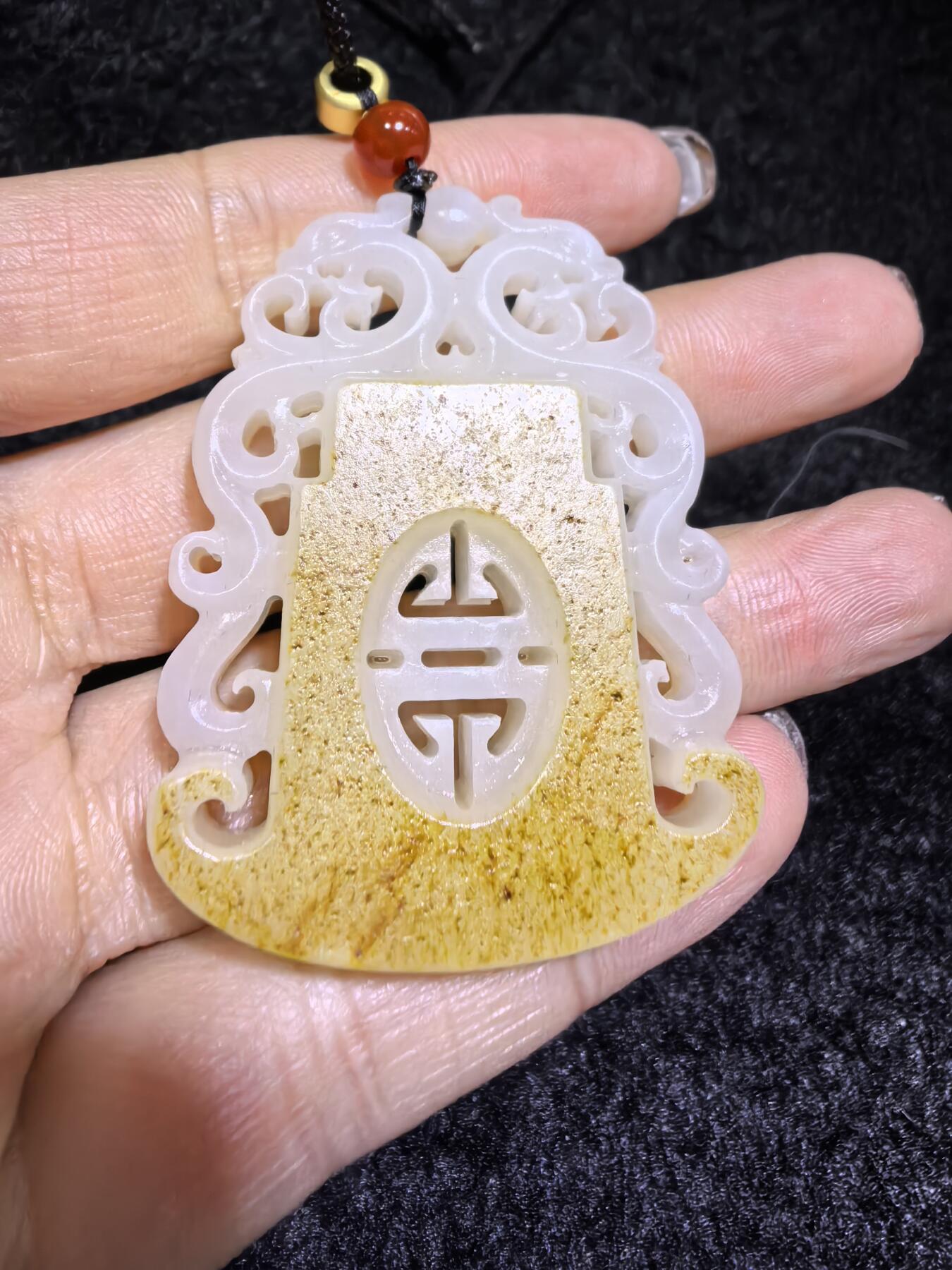 新疆和田籽料洒金皮，府上有龙吊坠挂件男款，原皮原色，俏色镂空巧雕，复古文艺，一级白肉，4.9cm*3.7cm*1.1cm   31.3g