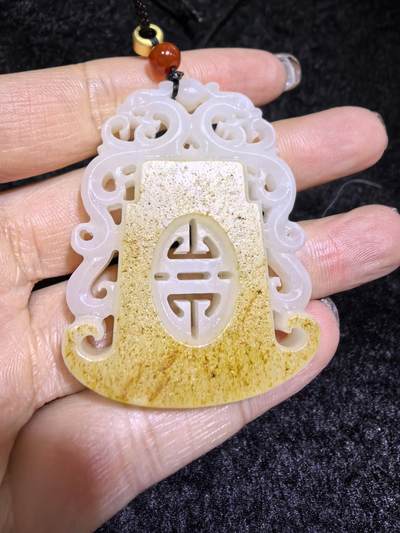 新疆和田籽料洒金皮，府上有龙吊坠挂件男款，原皮原色，俏色镂空巧雕，复古文艺，一级白肉，4.9cm*3.7cm*1.1cm   31.3g