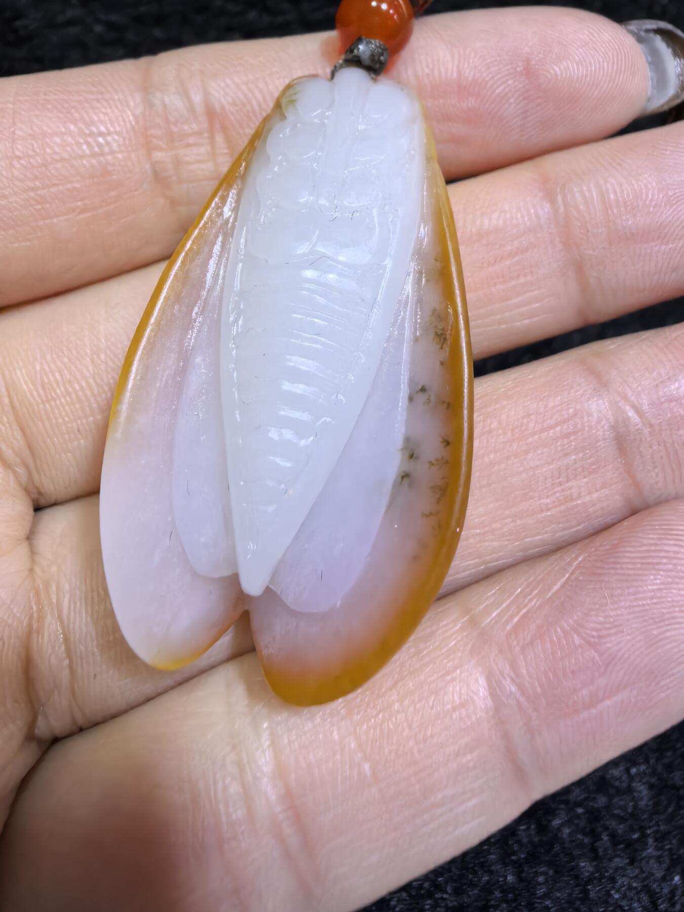 新疆和田籽料满金皮，一级白肉，一鸣惊人吊坠挂件男女款，立体俏色巧雕，惟妙惟俏，品相佳，肉眼无结构，原皮原色。4.2cm＊2.2cm＊1.4cm.  16.8g