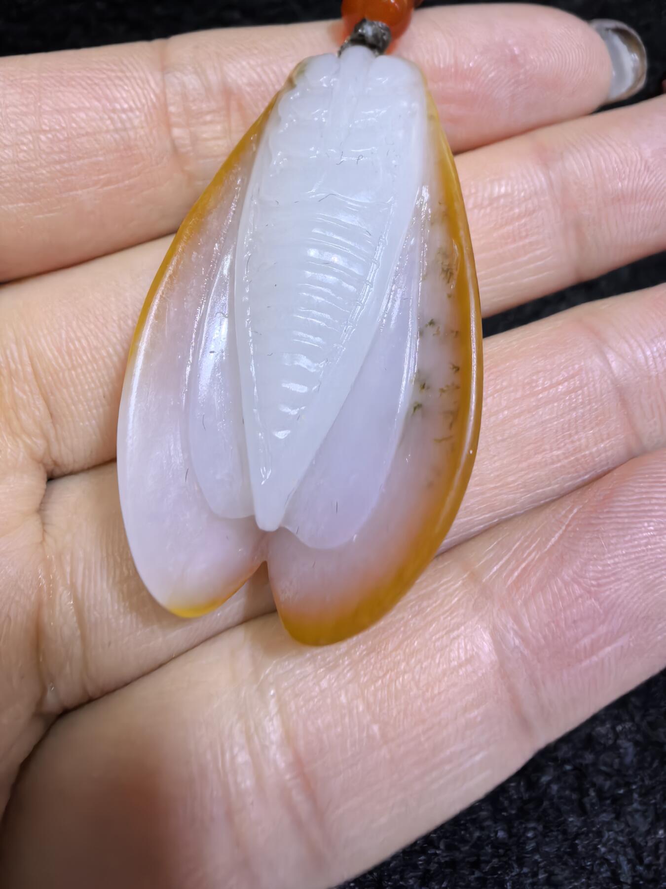 新疆和田籽料满金皮，一级白肉，一鸣惊人吊坠挂件男女款，立体俏色巧雕，惟妙惟俏，品相佳，肉眼无结构，原皮原色。4.2cm＊2.2cm＊1.4cm.  16.8g