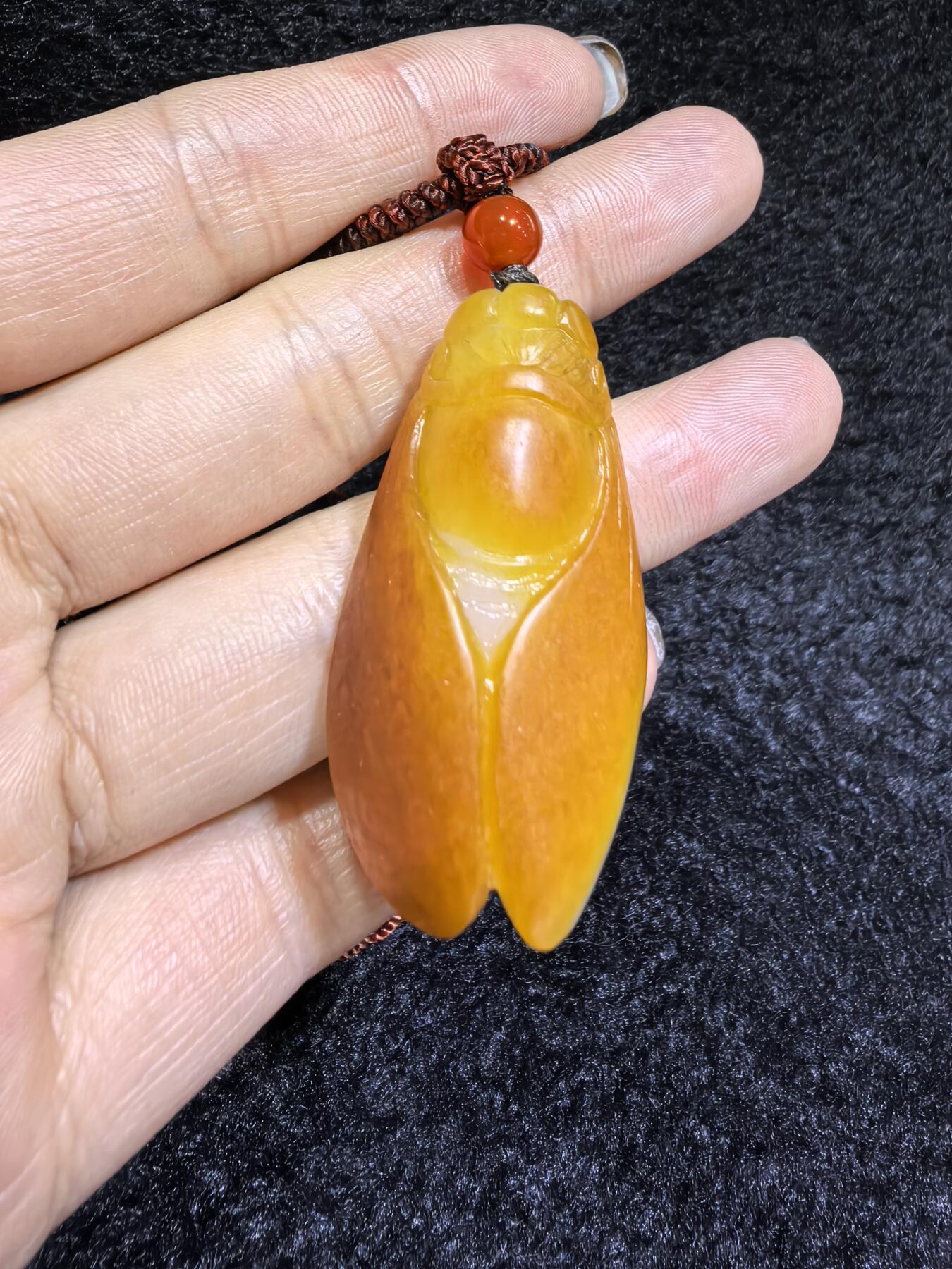 新疆和田籽料满金皮，一级白肉，一鸣惊人吊坠挂件男女款，立体俏色巧雕，惟妙惟俏，品相佳，肉眼无结构，原皮原色。4.2cm＊2.2cm＊1.4cm.  16.8g