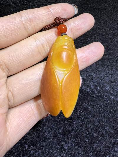 新疆和田籽料满金皮，一级白肉，一鸣惊人吊坠挂件男女款，立体俏色巧雕，惟妙惟俏，品相佳，肉眼无结构，原皮原色。4.2cm＊2.2cm＊1.4cm.  16.8g