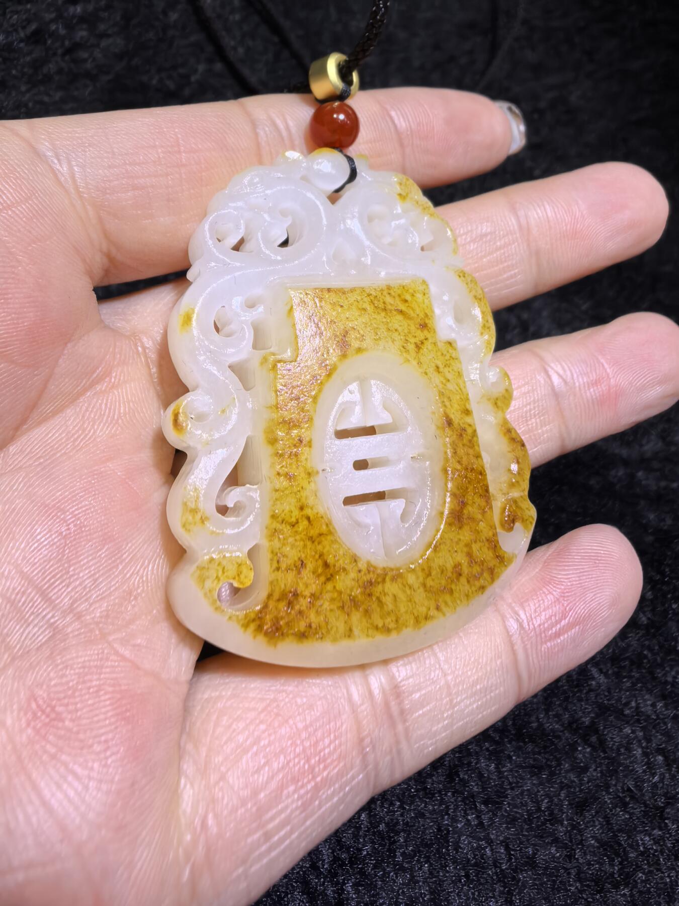 新疆和田籽料洒金皮，府上有龙吊坠挂件男款，原皮原色，俏色镂空巧雕，复古文艺，一级白肉，4.9cm*3.7cm*1.1cm   31.3g