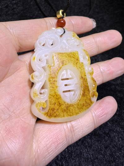 新疆和田籽料洒金皮，府上有龙吊坠挂件男款，原皮原色，俏色镂空巧雕，复古文艺，一级白肉，4.9cm*3.7cm*1.1cm   31.3g