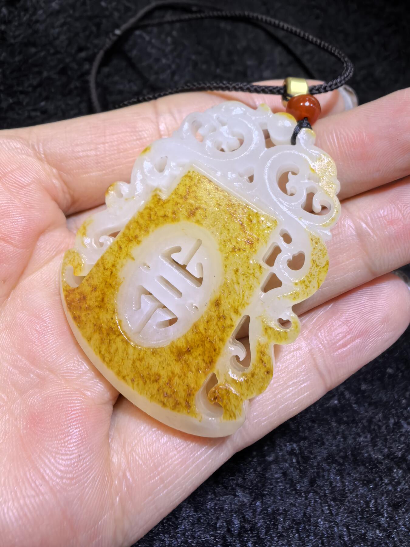 新疆和田籽料洒金皮，府上有龙吊坠挂件男款，原皮原色，俏色镂空巧雕，复古文艺，一级白肉，4.9cm*3.7cm*1.1cm   31.3g