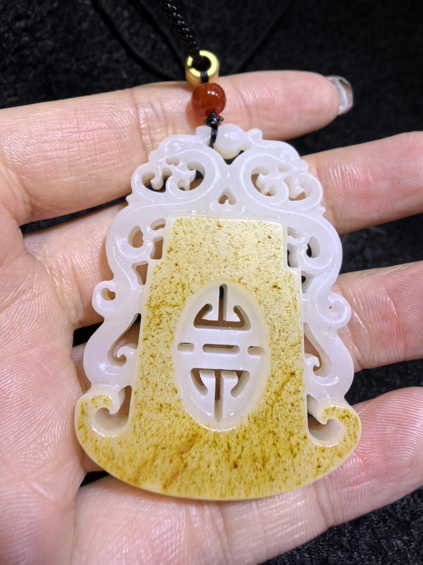 新疆和田籽料洒金皮，府上有龙吊坠挂件男款，原皮原色，俏色镂空巧雕，复古文艺，一级白肉，4.9cm*3.7cm*1.1cm   31.3g