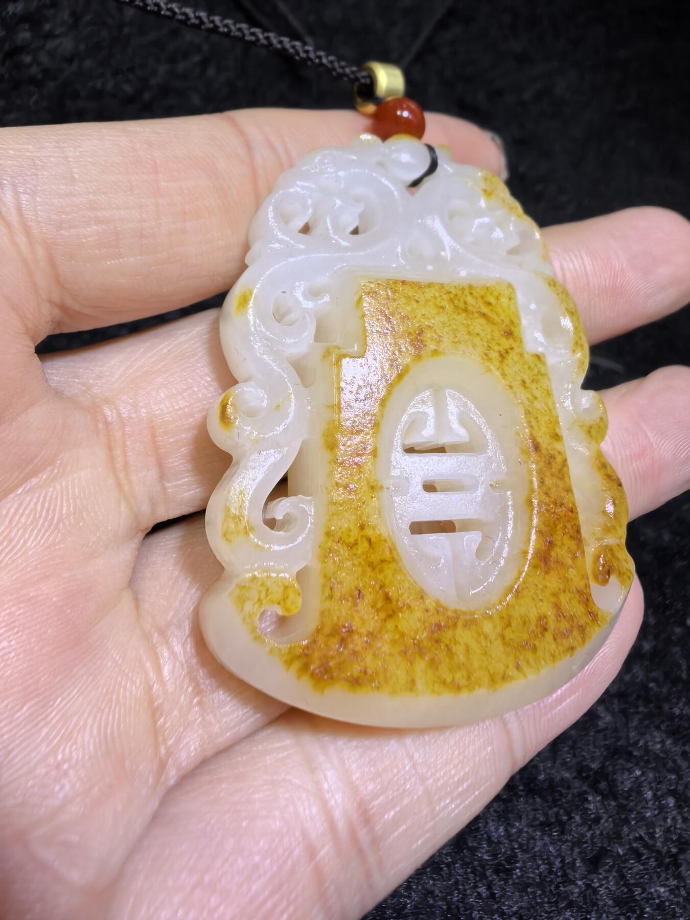 新疆和田籽料洒金皮，府上有龙吊坠挂件男款，原皮原色，俏色镂空巧雕，复古文艺，一级白肉，4.9cm*3.7cm*1.1cm   31.3g