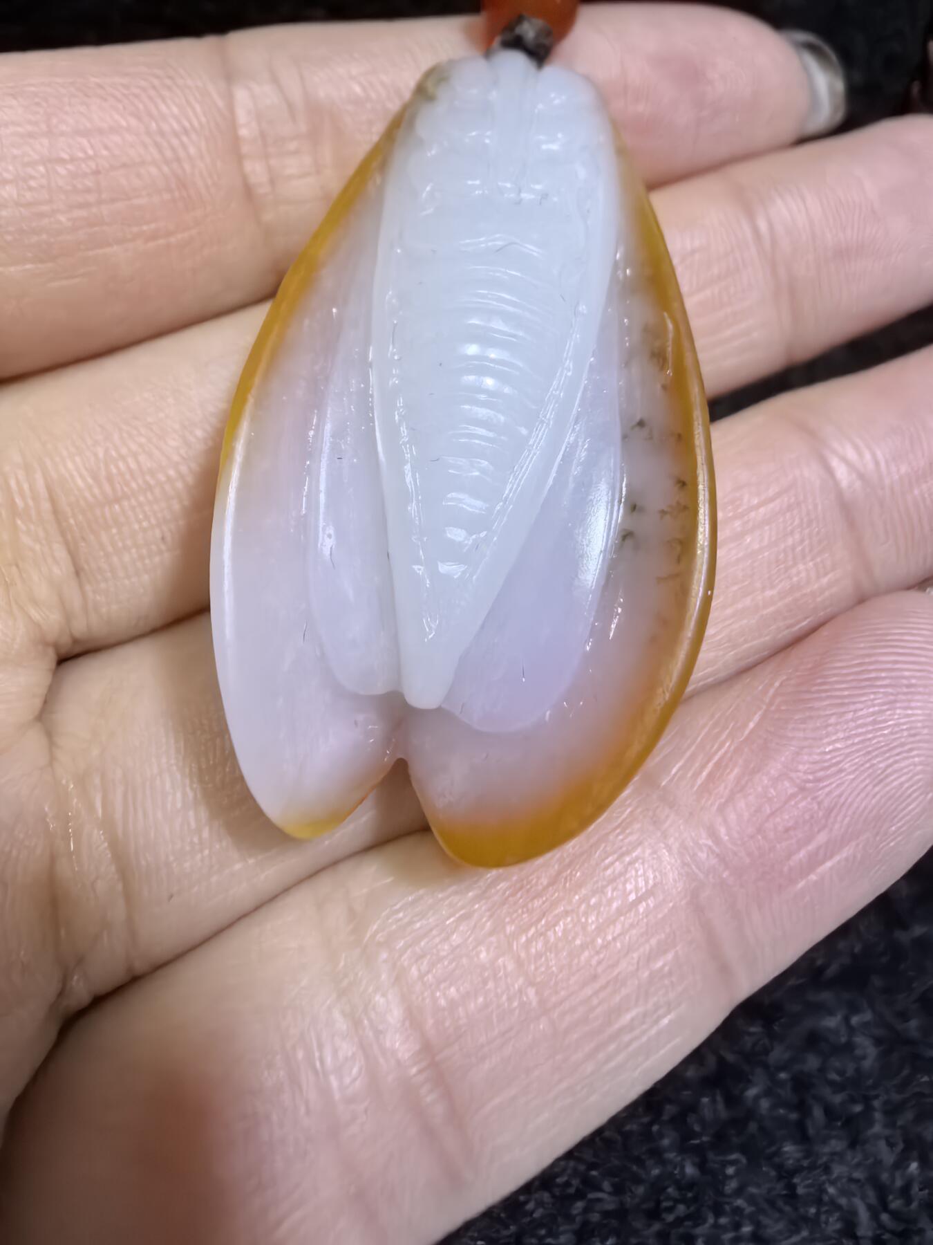 新疆和田籽料满金皮，一级白肉，一鸣惊人吊坠挂件男女款，立体俏色巧雕，惟妙惟俏，品相佳，肉眼无结构，原皮原色。4.2cm＊2.2cm＊1.4cm.  16.8g