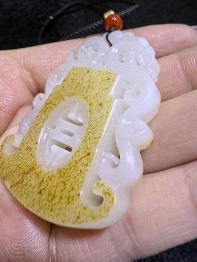 新疆和田籽料洒金皮，府上有龙吊坠挂件男款，原皮原色，俏色镂空巧雕，复古文艺，一级白肉，4.9cm*3.7cm*1.1cm   31.3g