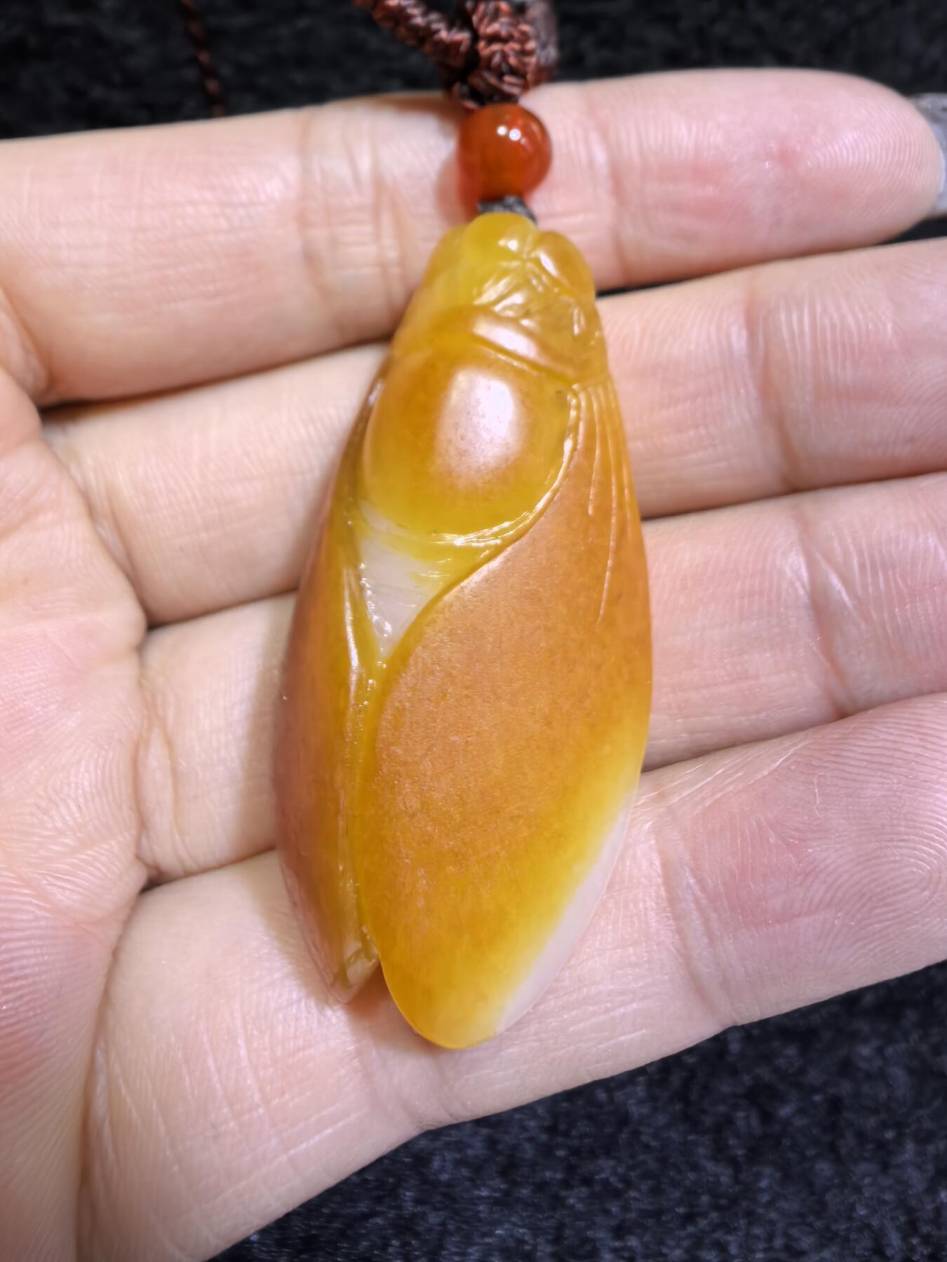 新疆和田籽料满金皮，一级白肉，一鸣惊人吊坠挂件男女款，立体俏色巧雕，惟妙惟俏，品相佳，肉眼无结构，原皮原色。4.2cm＊2.2cm＊1.4cm.  16.8g