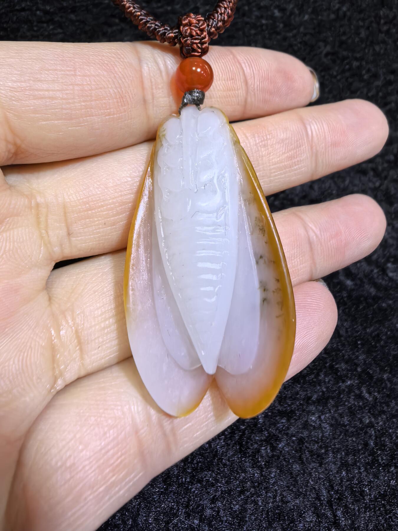 新疆和田籽料满金皮，一级白肉，一鸣惊人吊坠挂件男女款，立体俏色巧雕，惟妙惟俏，品相佳，肉眼无结构，原皮原色。4.2cm＊2.2cm＊1.4cm.  16.8g