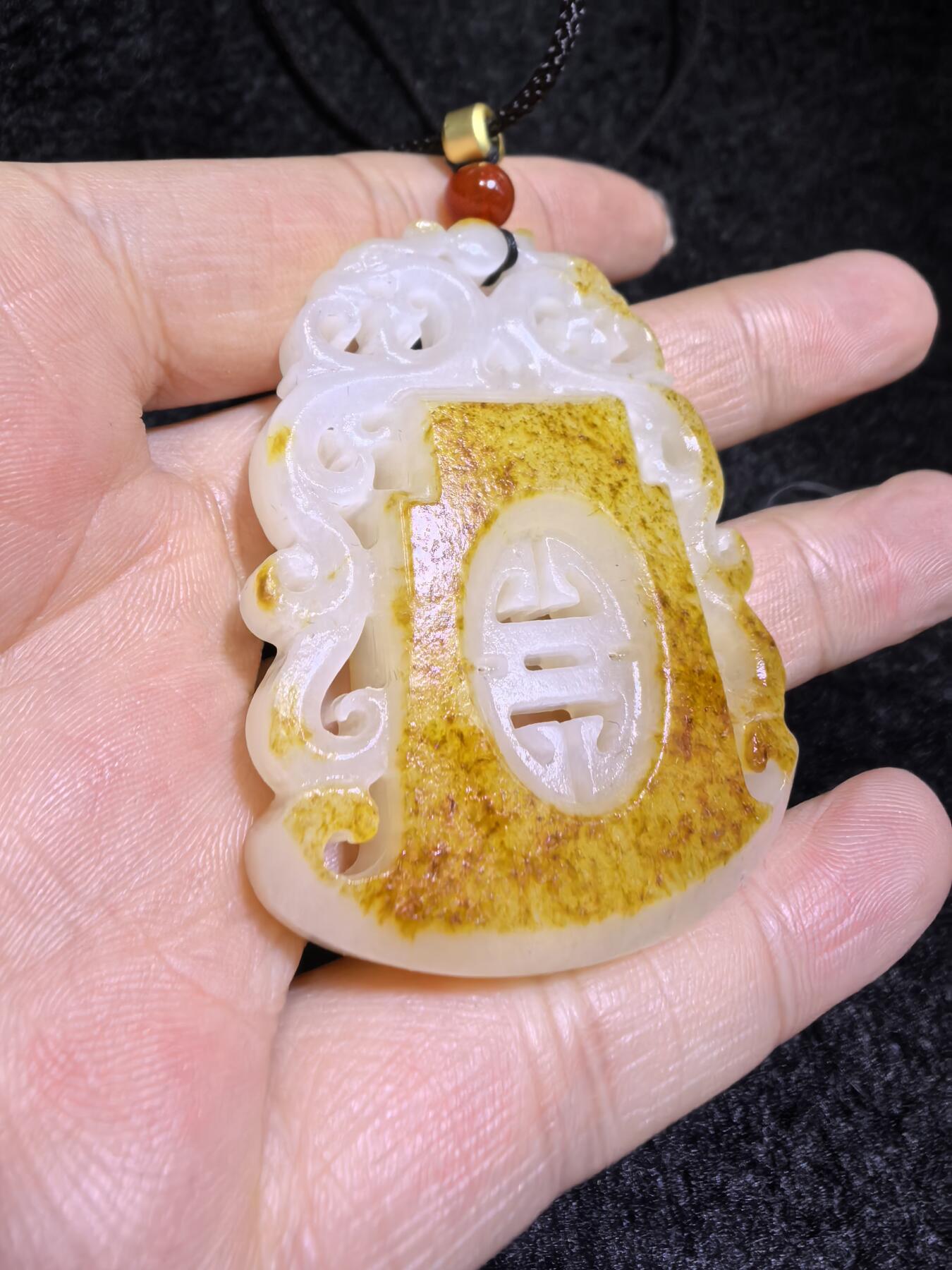 新疆和田籽料洒金皮，府上有龙吊坠挂件男款，原皮原色，俏色镂空巧雕，复古文艺，一级白肉，4.9cm*3.7cm*1.1cm   31.3g