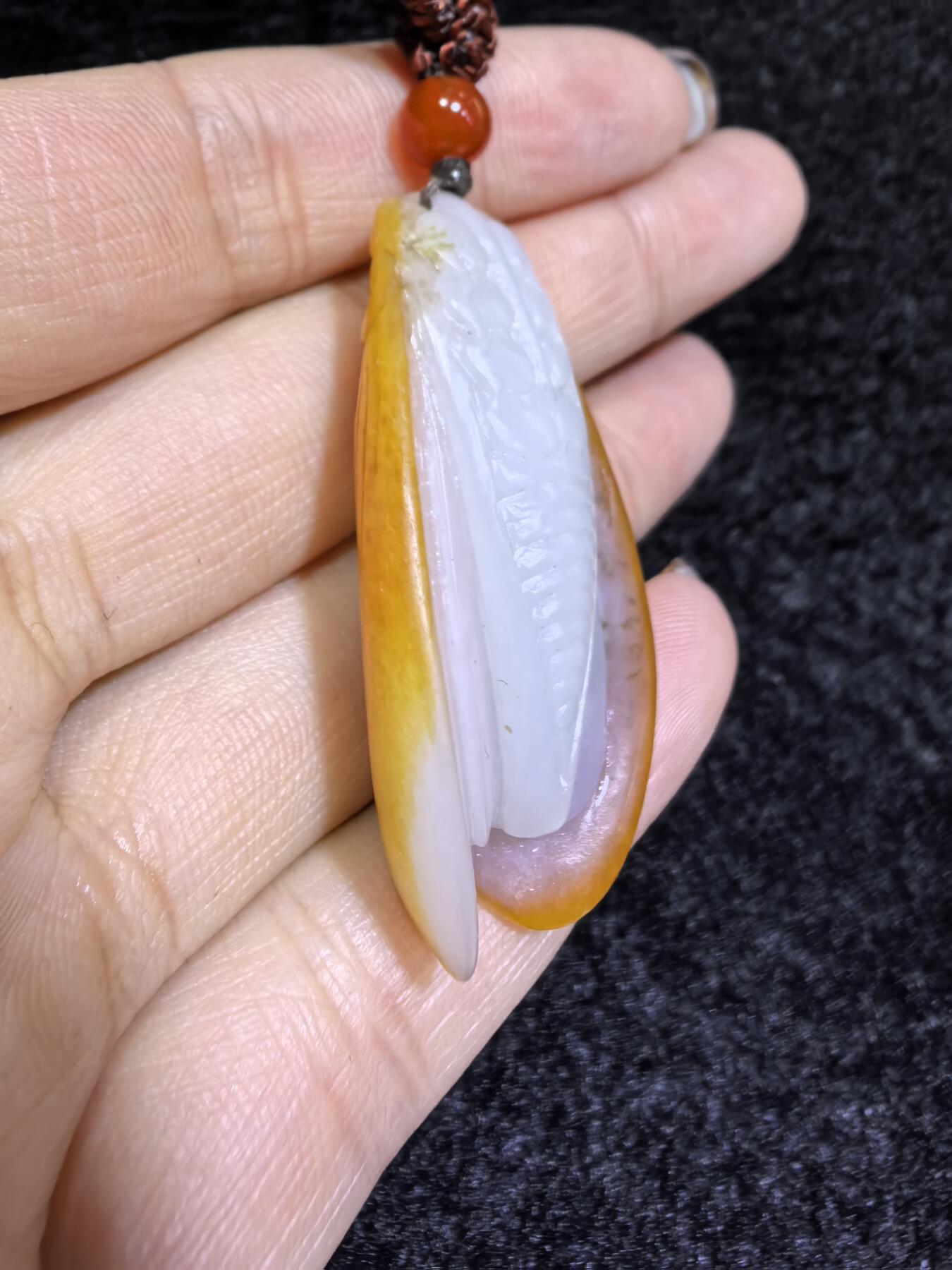 新疆和田籽料满金皮，一级白肉，一鸣惊人吊坠挂件男女款，立体俏色巧雕，惟妙惟俏，品相佳，肉眼无结构，原皮原色。4.2cm＊2.2cm＊1.4cm.  16.8g