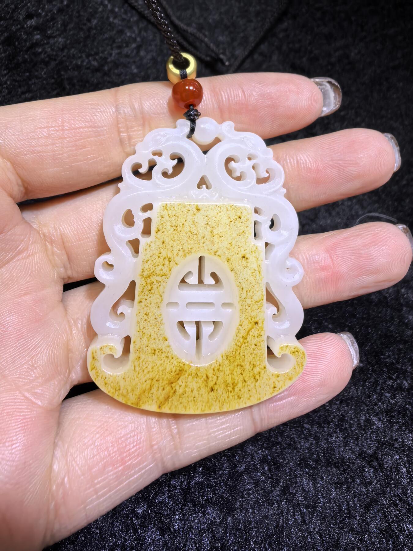 新疆和田籽料洒金皮，府上有龙吊坠挂件男款，原皮原色，俏色镂空巧雕，复古文艺，一级白肉，4.9cm*3.7cm*1.1cm   31.3g