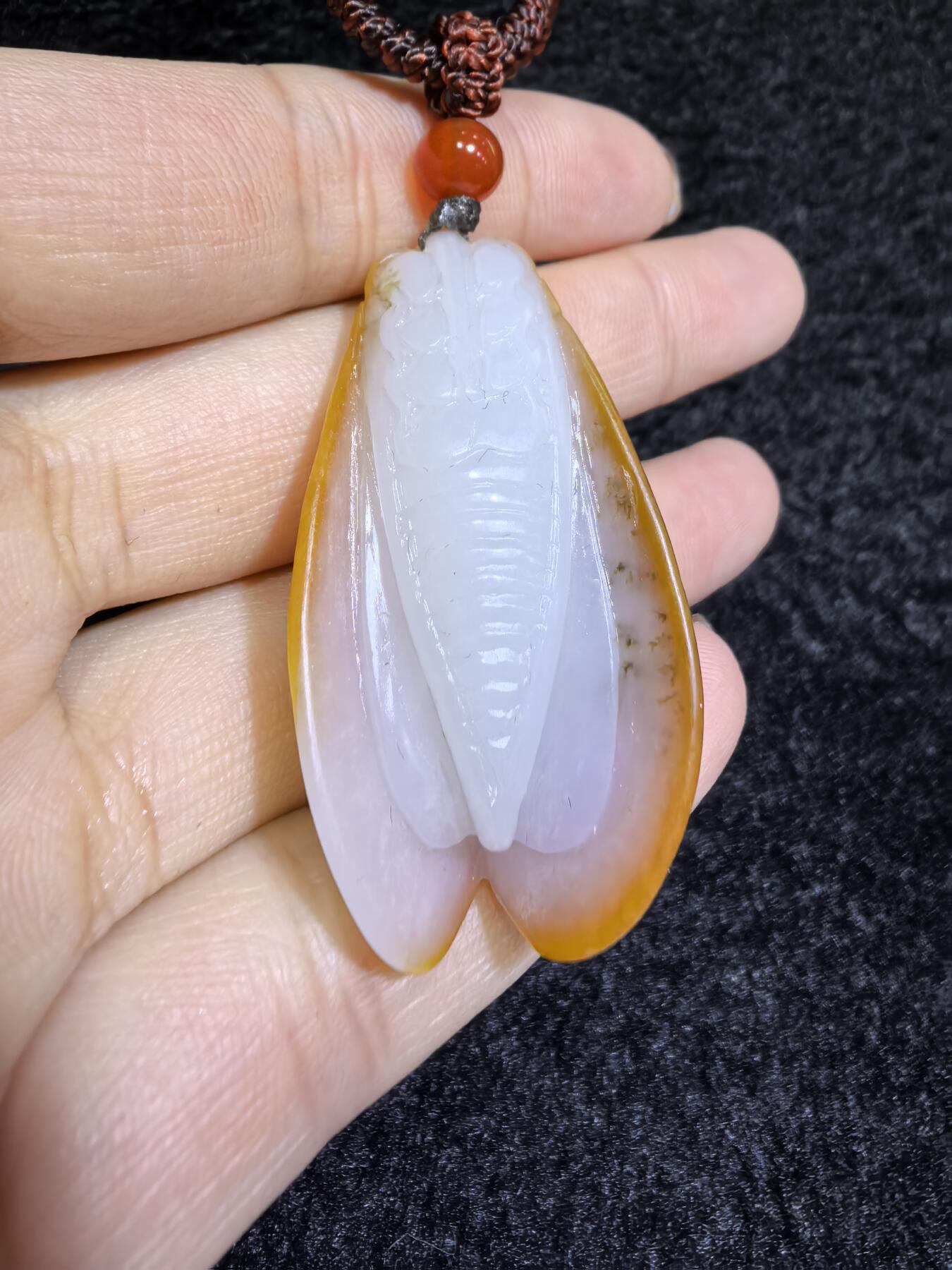 新疆和田籽料满金皮，一级白肉，一鸣惊人吊坠挂件男女款，立体俏色巧雕，惟妙惟俏，品相佳，肉眼无结构，原皮原色。4.2cm＊2.2cm＊1.4cm.  16.8g