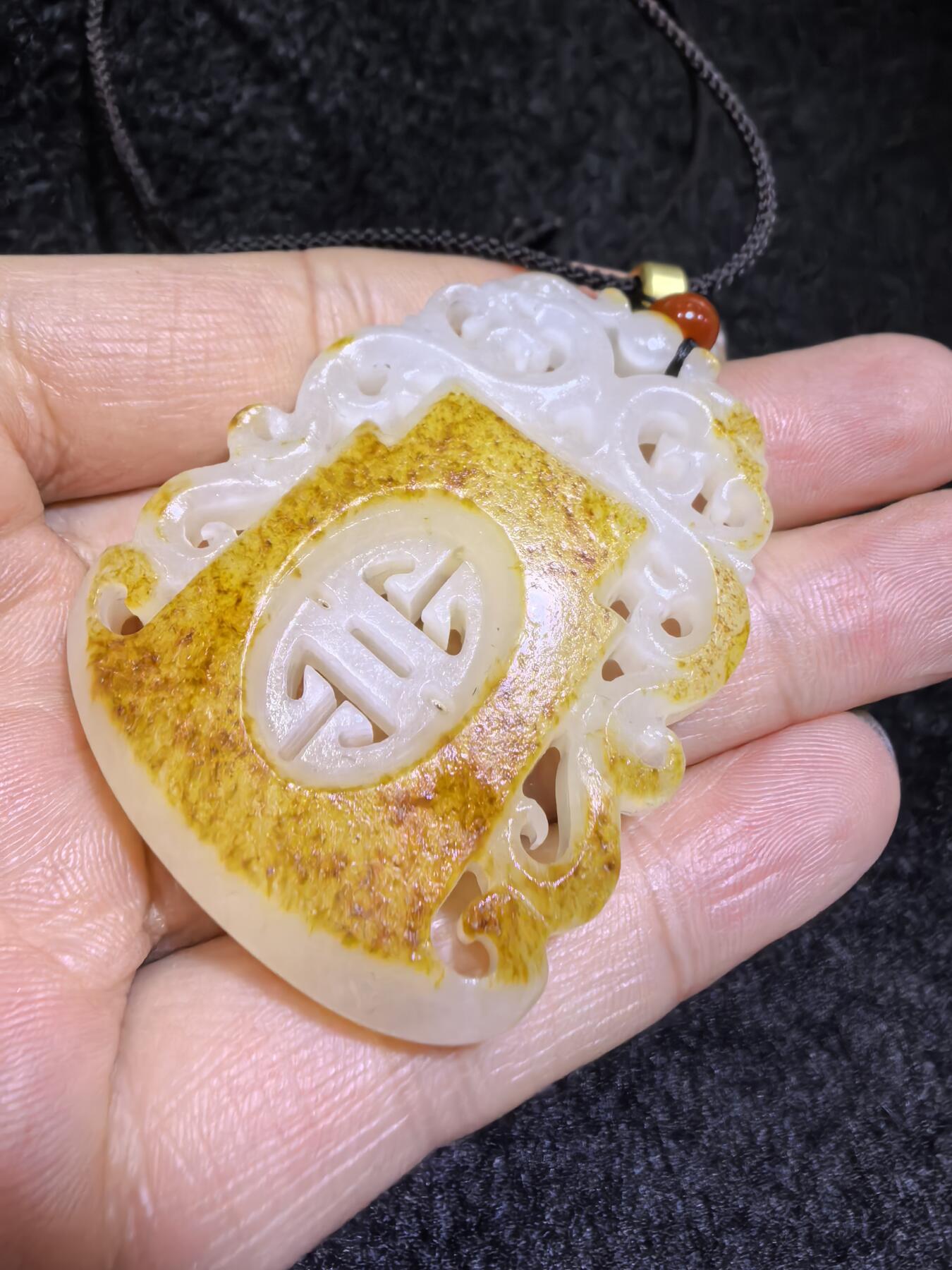 新疆和田籽料洒金皮，府上有龙吊坠挂件男款，原皮原色，俏色镂空巧雕，复古文艺，一级白肉，4.9cm*3.7cm*1.1cm   31.3g