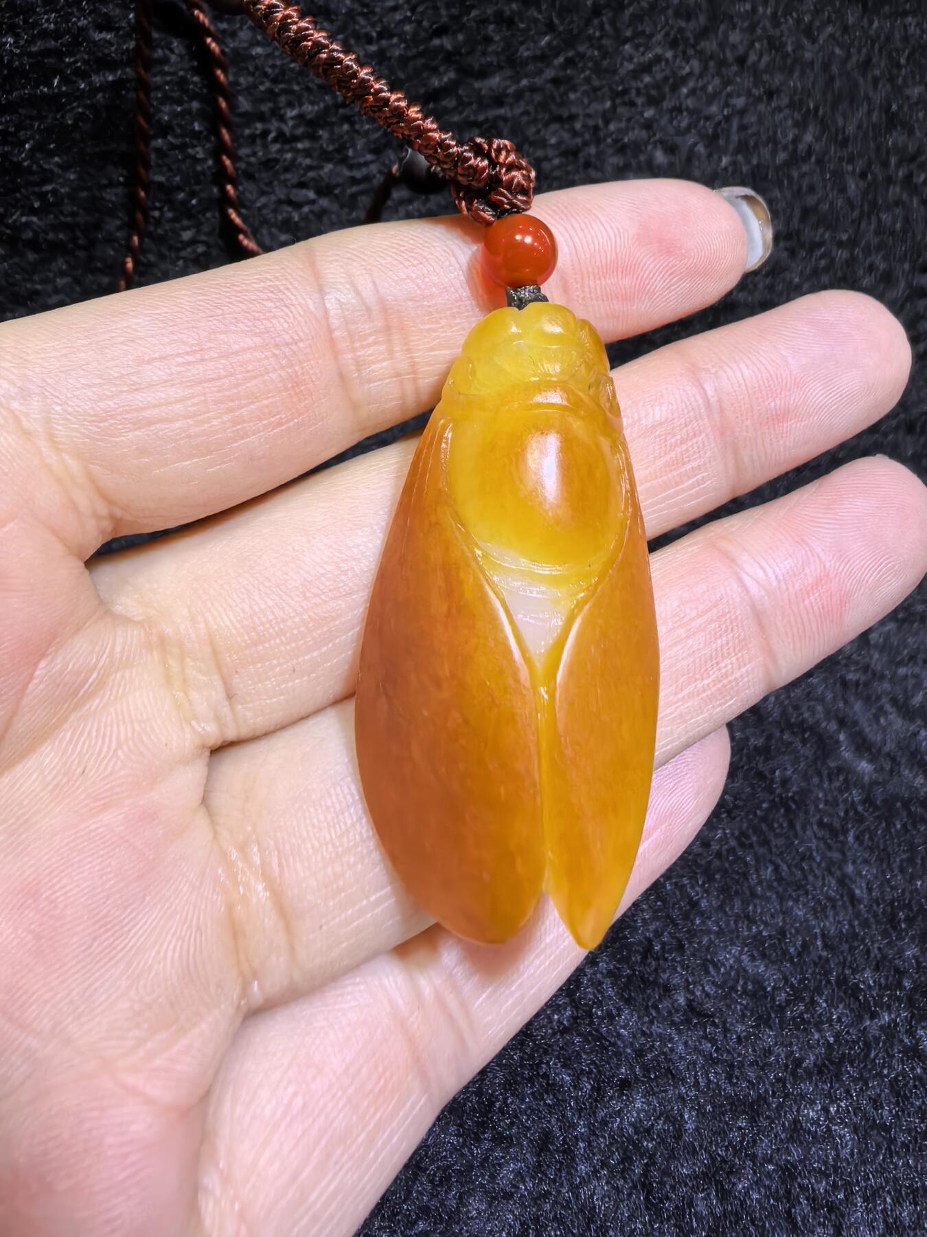 新疆和田籽料满金皮，一级白肉，一鸣惊人吊坠挂件男女款，立体俏色巧雕，惟妙惟俏，品相佳，肉眼无结构，原皮原色。4.2cm＊2.2cm＊1.4cm.  16.8g