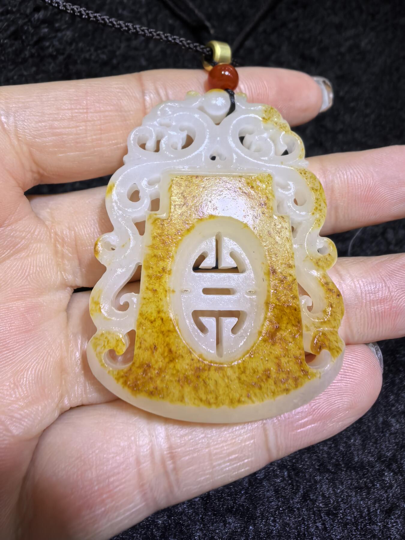 新疆和田籽料洒金皮，府上有龙吊坠挂件男款，原皮原色，俏色镂空巧雕，复古文艺，一级白肉，4.9cm*3.7cm*1.1cm   31.3g