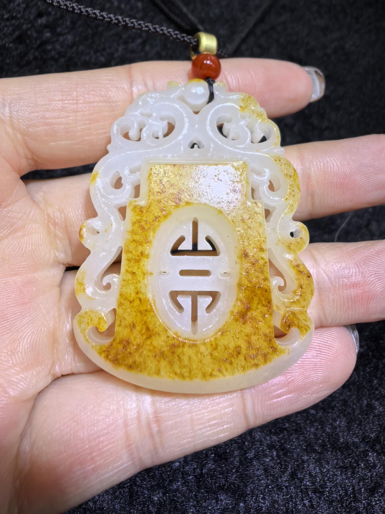 新疆和田籽料洒金皮，府上有龙吊坠挂件男款，原皮原色，俏色镂空巧雕，复古文艺，一级白肉，4.9cm*3.7cm*1.1cm   31.3g