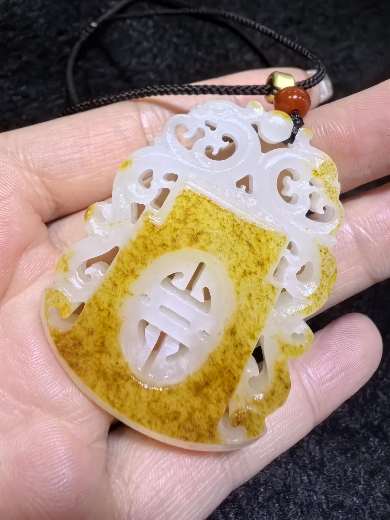 新疆和田籽料洒金皮，府上有龙吊坠挂件男款，原皮原色，俏色镂空巧雕，复古文艺，一级白肉，4.9cm*3.7cm*1.1cm   31.3g