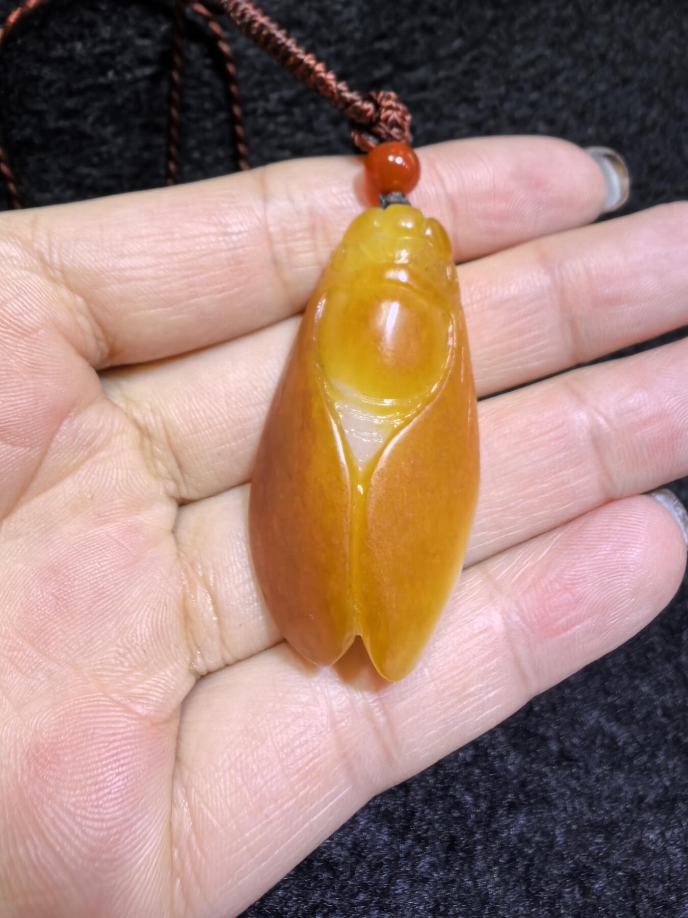 新疆和田籽料满金皮，一级白肉，一鸣惊人吊坠挂件男女款，立体俏色巧雕，惟妙惟俏，品相佳，肉眼无结构，原皮原色。4.2cm＊2.2cm＊1.4cm.  16.8g