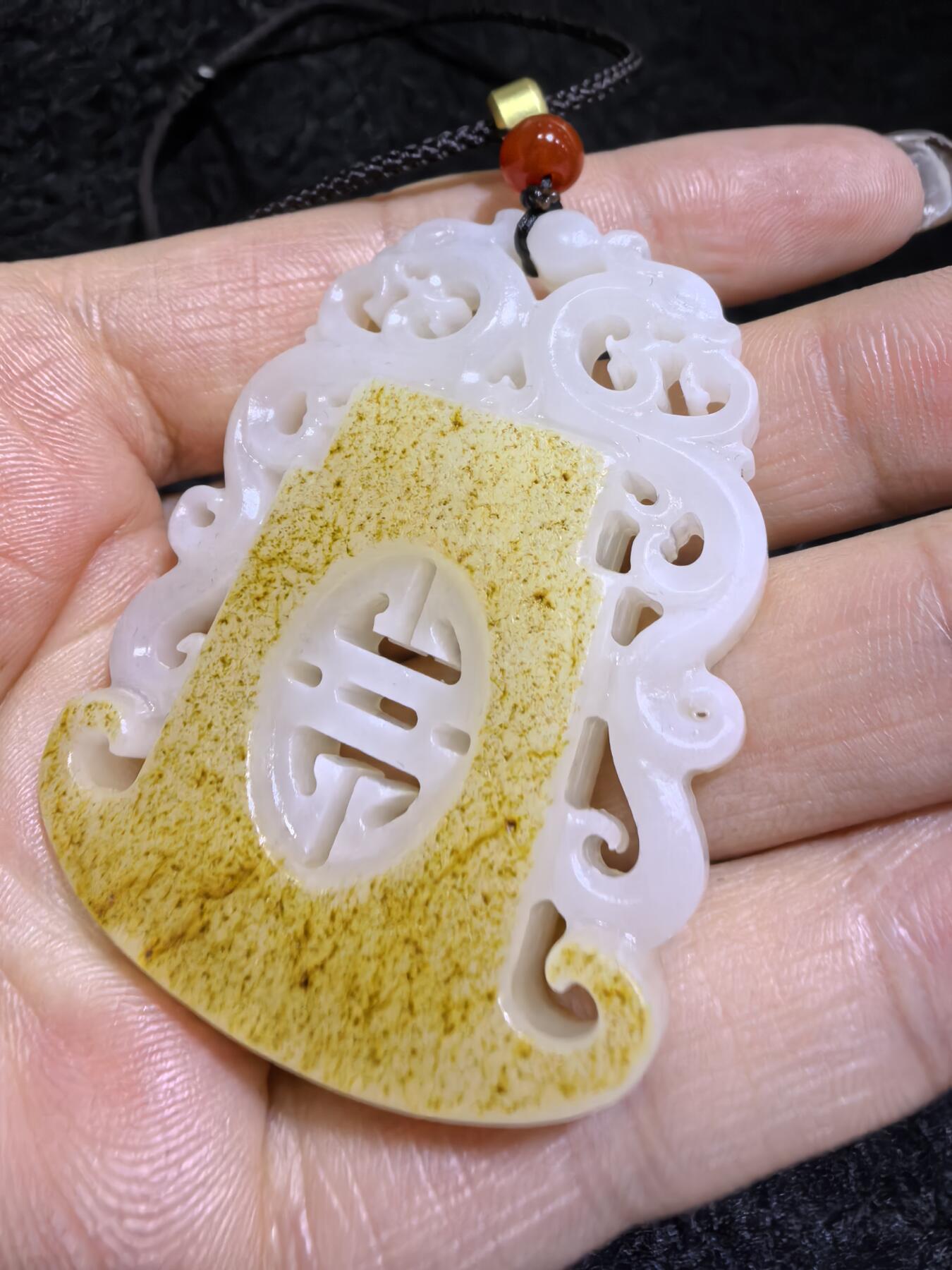 新疆和田籽料洒金皮，府上有龙吊坠挂件男款，原皮原色，俏色镂空巧雕，复古文艺，一级白肉，4.9cm*3.7cm*1.1cm   31.3g