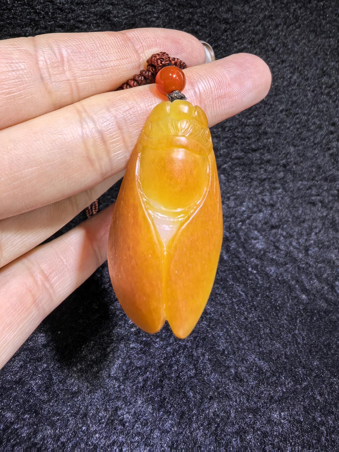 新疆和田籽料满金皮，一级白肉，一鸣惊人吊坠挂件男女款，立体俏色巧雕，惟妙惟俏，品相佳，肉眼无结构，原皮原色。4.2cm＊2.2cm＊1.4cm.  16.8g