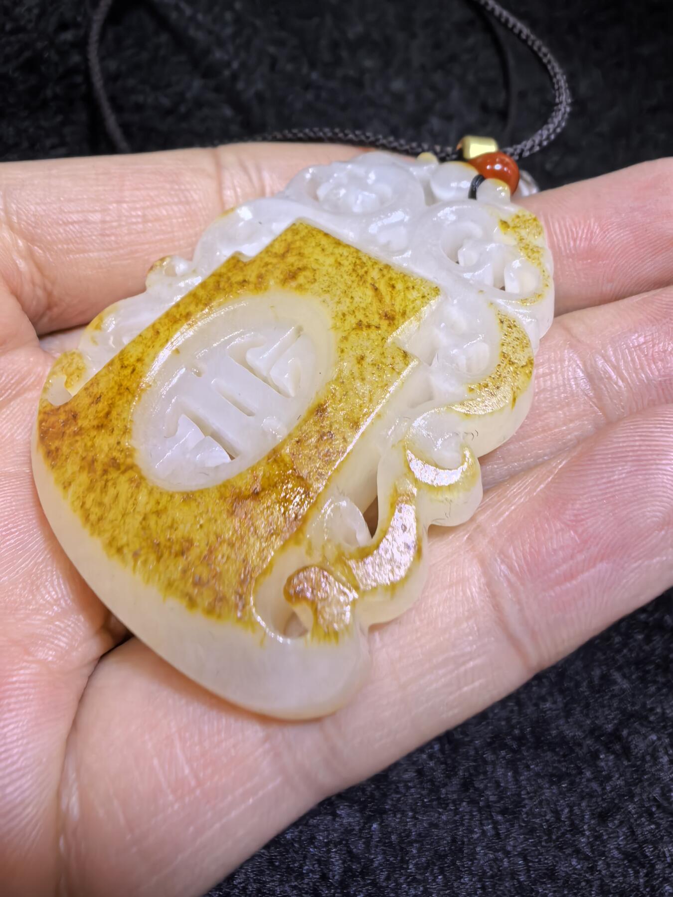 新疆和田籽料洒金皮，府上有龙吊坠挂件男款，原皮原色，俏色镂空巧雕，复古文艺，一级白肉，4.9cm*3.7cm*1.1cm   31.3g