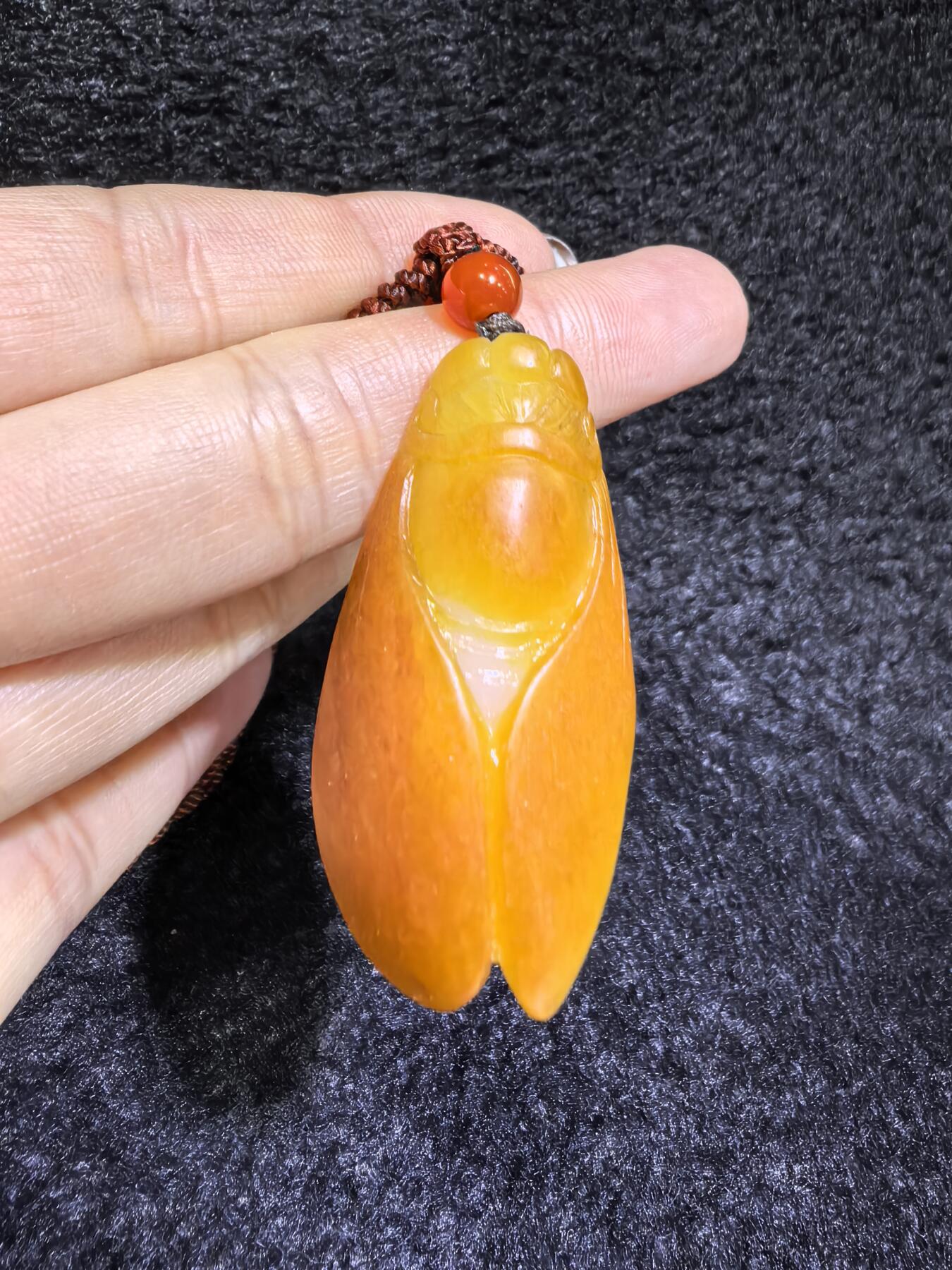 新疆和田籽料满金皮，一级白肉，一鸣惊人吊坠挂件男女款，立体俏色巧雕，惟妙惟俏，品相佳，肉眼无结构，原皮原色。4.2cm＊2.2cm＊1.4cm.  16.8g