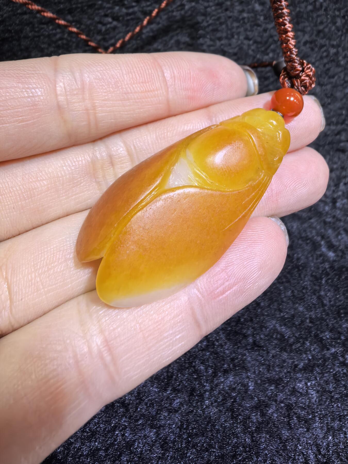 新疆和田籽料满金皮，一级白肉，一鸣惊人吊坠挂件男女款，立体俏色巧雕，惟妙惟俏，品相佳，肉眼无结构，原皮原色。4.2cm＊2.2cm＊1.4cm.  16.8g