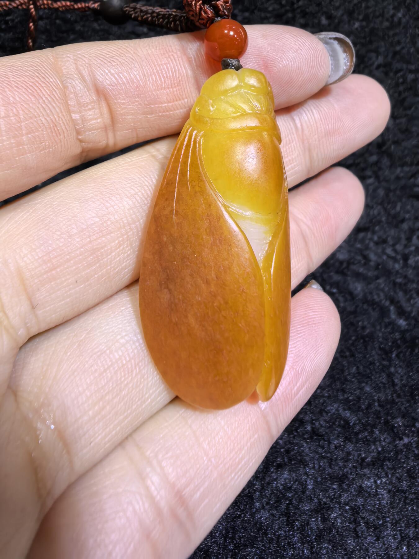 新疆和田籽料满金皮，一级白肉，一鸣惊人吊坠挂件男女款，立体俏色巧雕，惟妙惟俏，品相佳，肉眼无结构，原皮原色。4.2cm＊2.2cm＊1.4cm.  16.8g