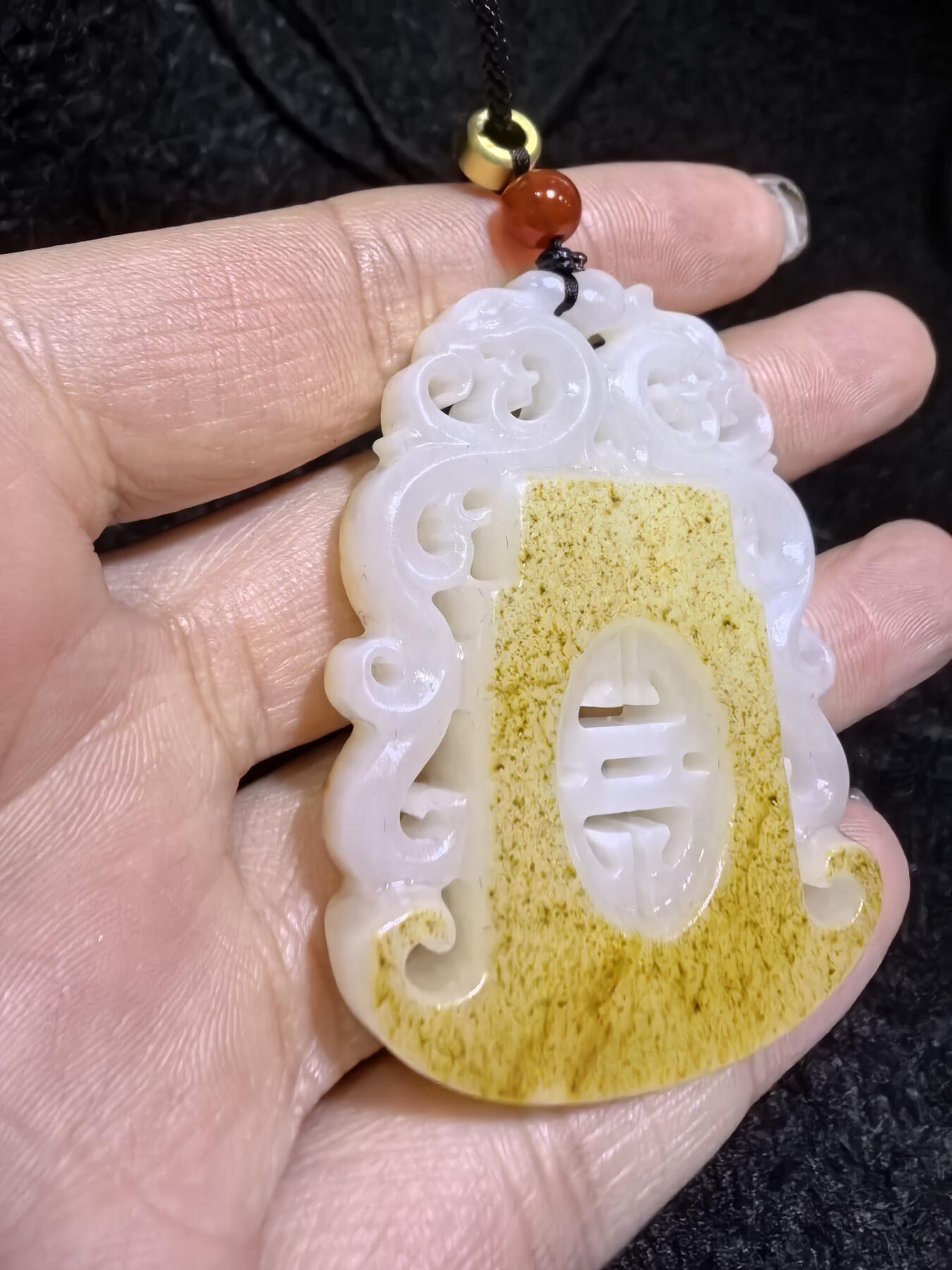 新疆和田籽料洒金皮，府上有龙吊坠挂件男款，原皮原色，俏色镂空巧雕，复古文艺，一级白肉，4.9cm*3.7cm*1.1cm   31.3g