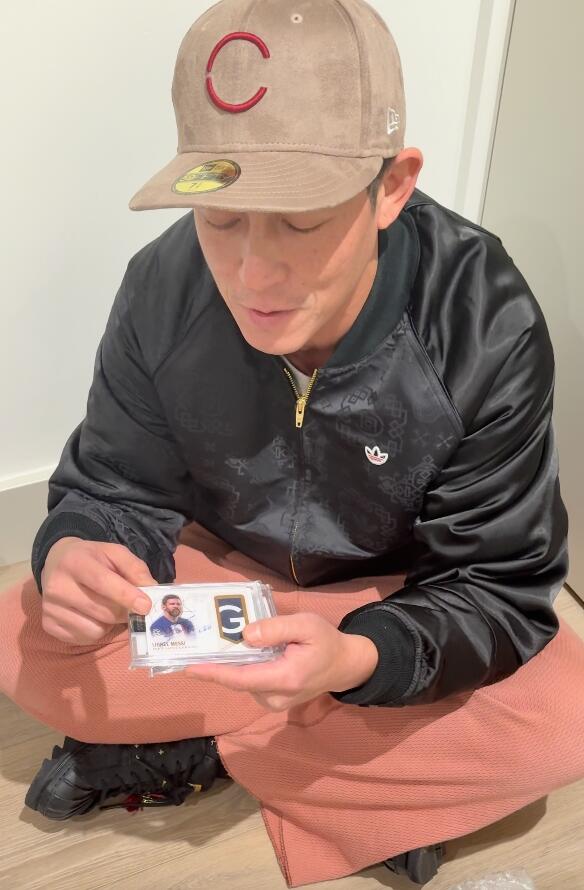 「陈冠希」拿下梅西1 of 1亲签球星卡