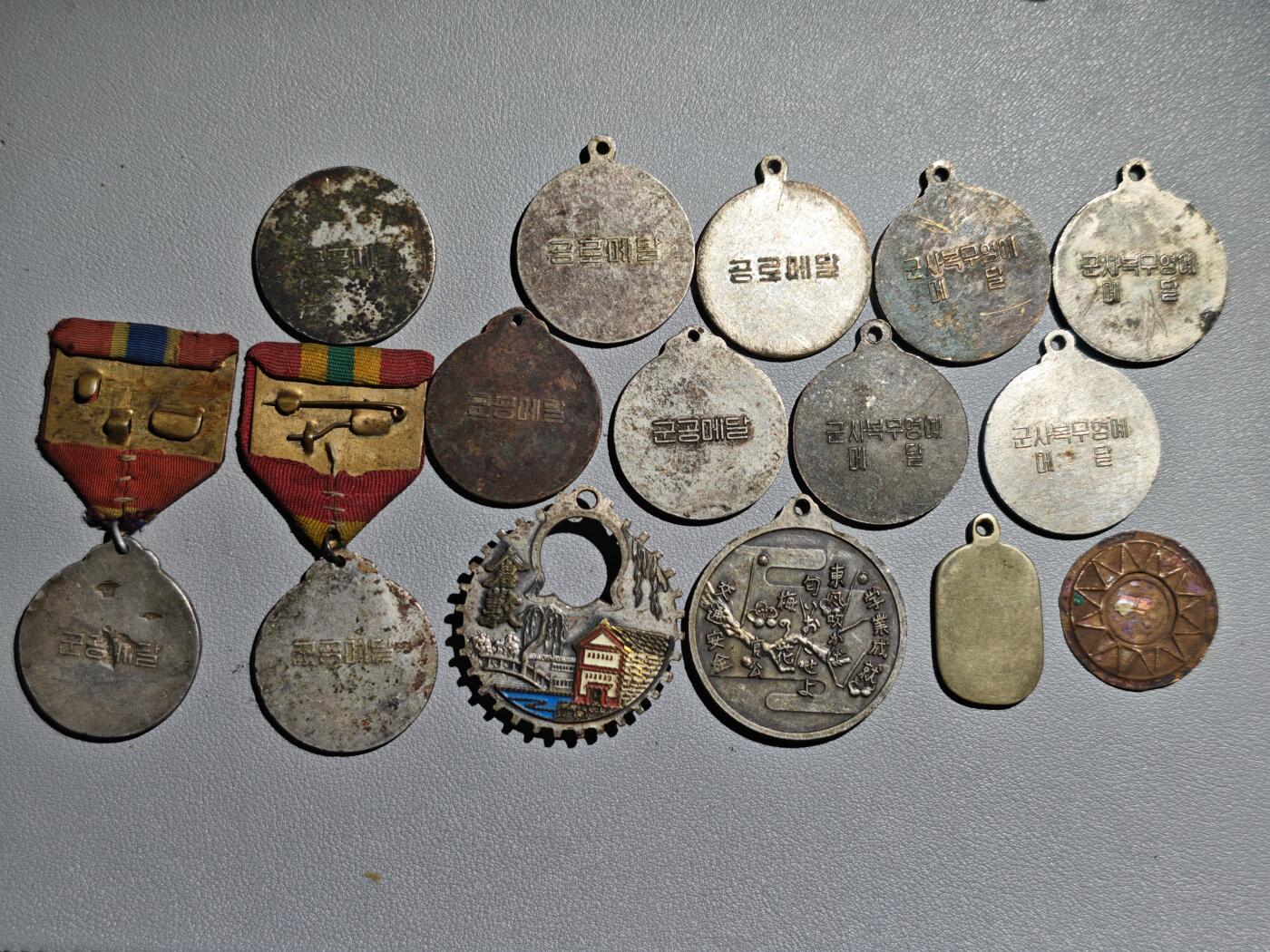 朝鲜纪念章11枚，其他赠送