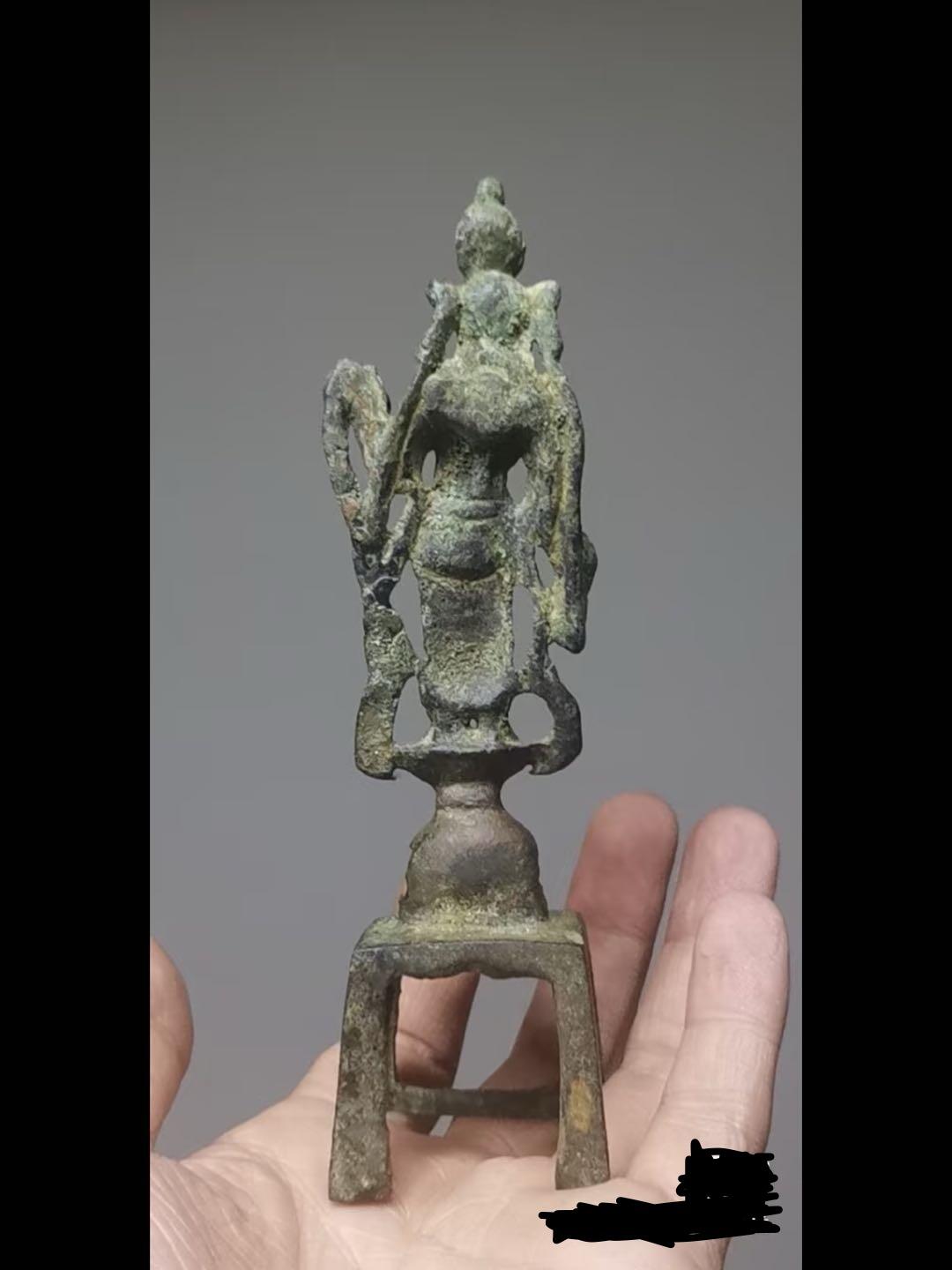 唐代铜鎏金板凳佛