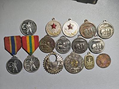 朝鲜纪念章11枚，其他赠送