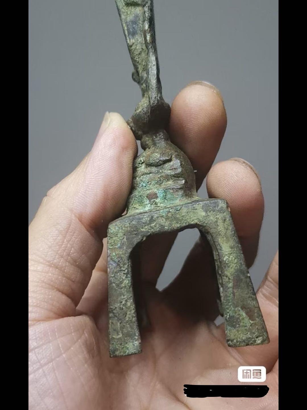 唐代铜鎏金板凳佛