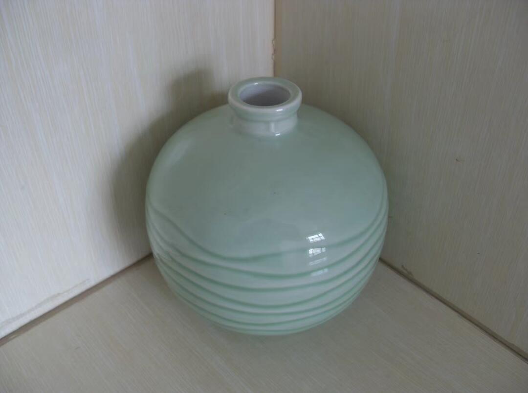 青瓷瓶一个！！