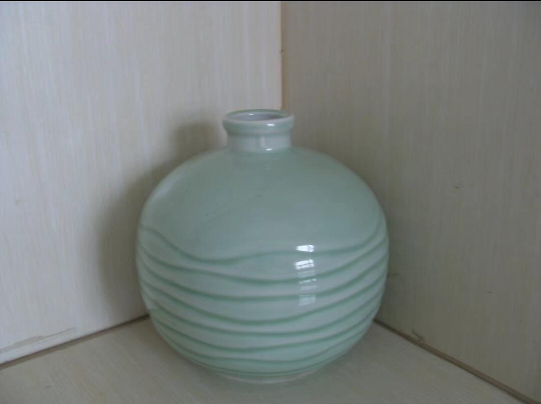 青瓷瓶一个！！