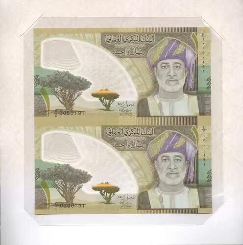 阿曼首枚塑料钞现连体钞册