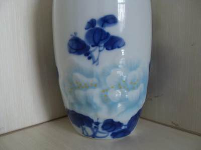 精美浮雕兰花景德镇瓷瓶！