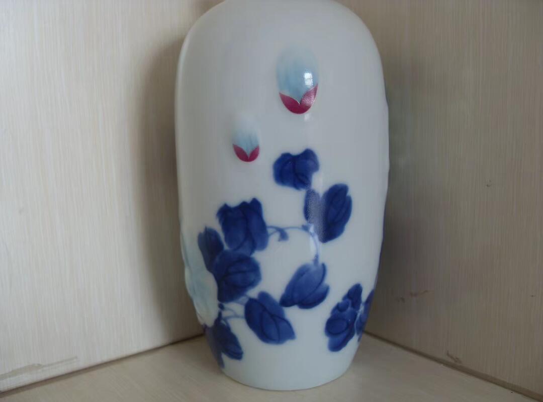 精美浮雕兰花景德镇瓷瓶！