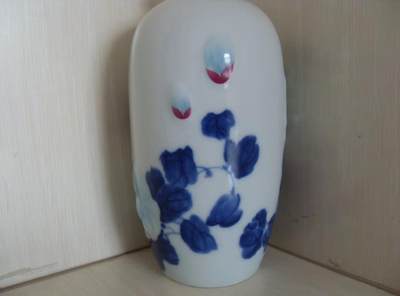 精美浮雕兰花景德镇瓷瓶！