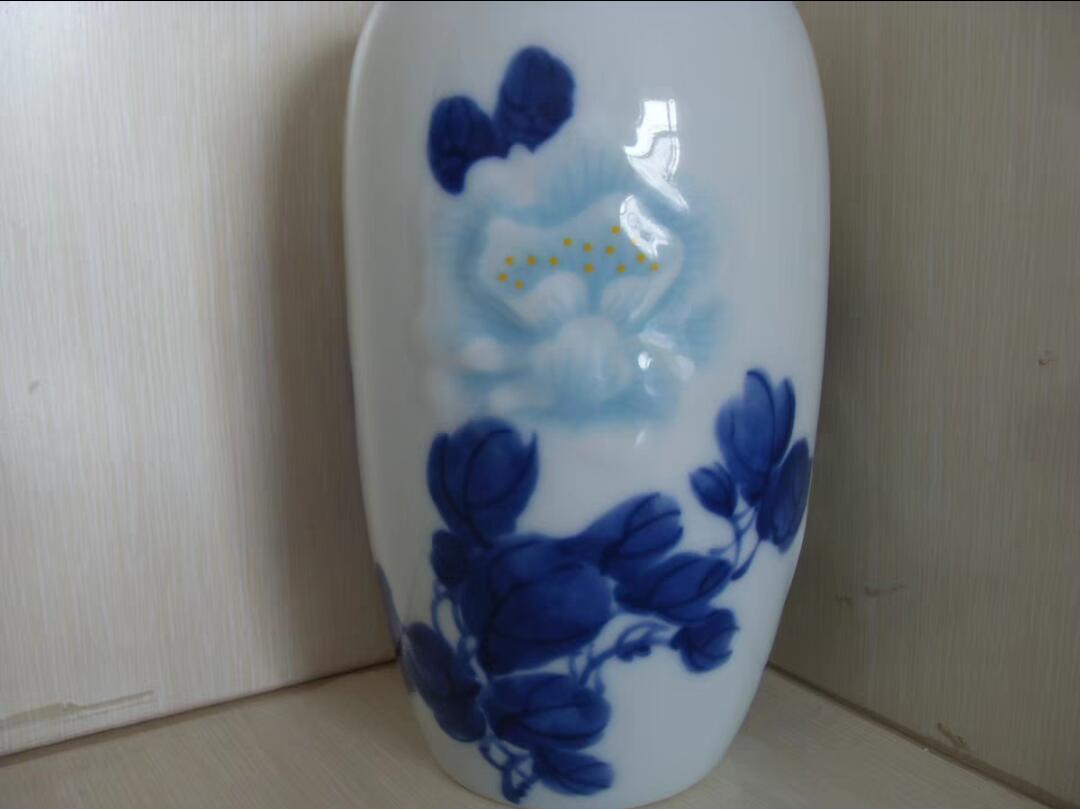 精美浮雕兰花景德镇瓷瓶！