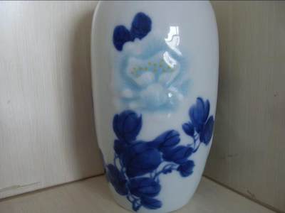 精美浮雕兰花景德镇瓷瓶！