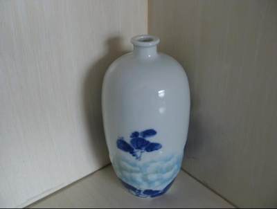 精美浮雕兰花景德镇瓷瓶！