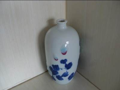 精美浮雕兰花景德镇瓷瓶！