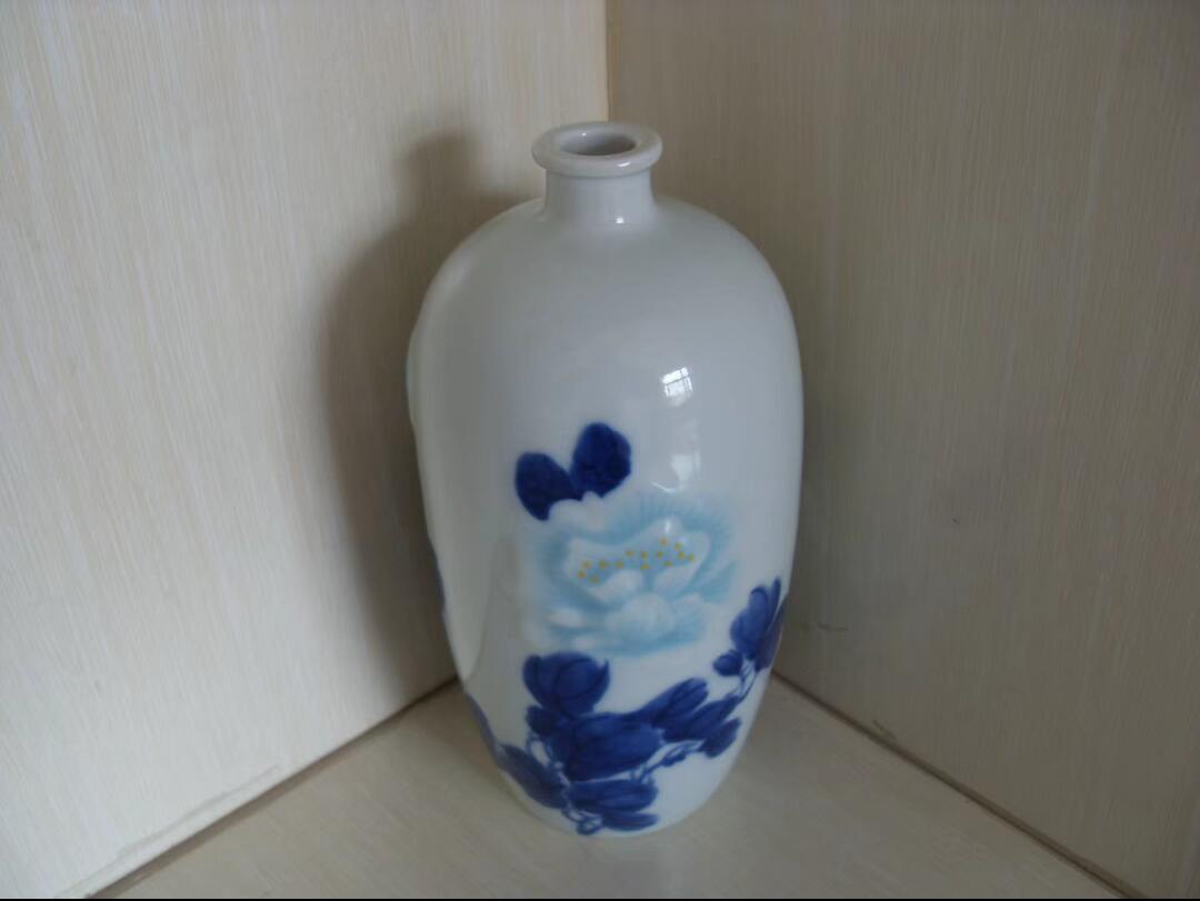 精美浮雕兰花景德镇瓷瓶！