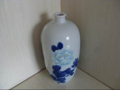 精美浮雕兰花景德镇瓷瓶！